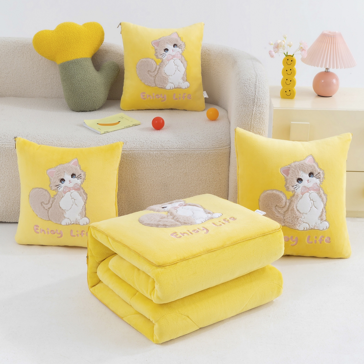 91家纺网 家纺一手货源 找家纺 照世家纺 2025新款牛奶绒抗菌棉多功能抱枕被-布偶猫（P标）（控价是优惠券后不能低于 40的68，45的98, 50的119） 姜黄