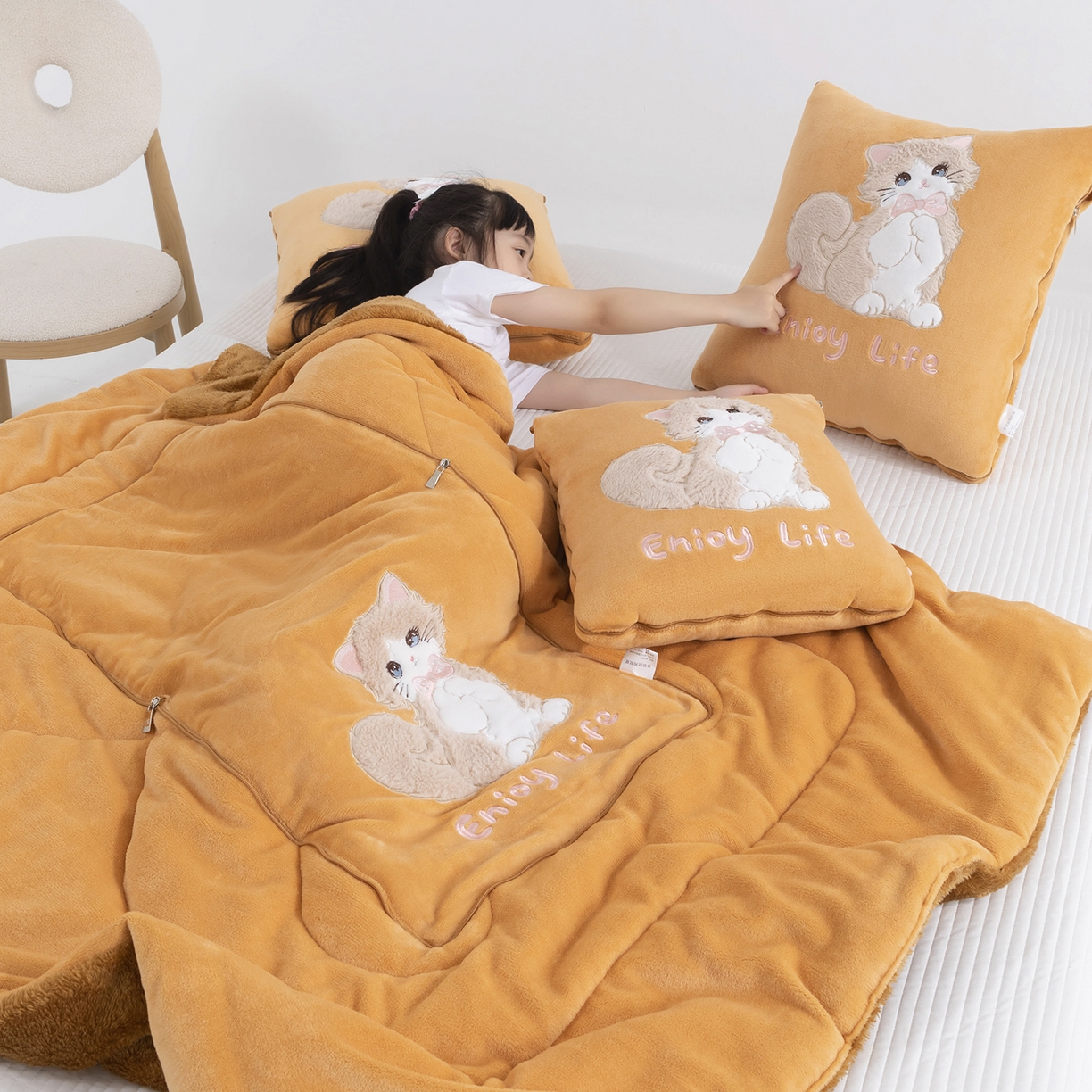91家纺网 家纺一手货源 找家纺 照世家纺 2025新款牛奶绒抗菌棉多功能抱枕被-布偶猫（P标）（控价是优惠券后不能低于 40的68，45的98, 50的119） 橙色