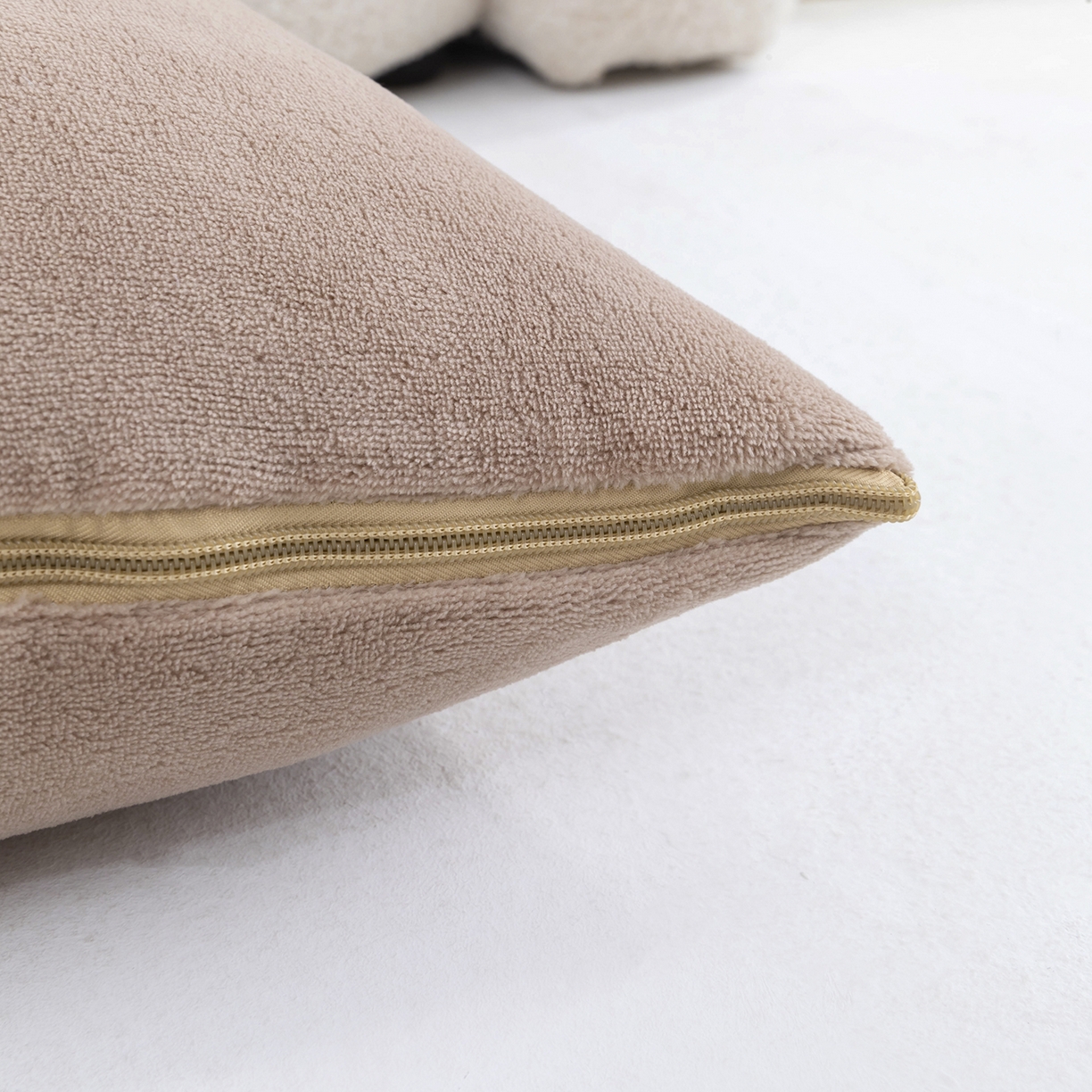 91家纺网 家纺一手货源 找家纺 照世家纺 2025新款牛奶绒抗菌棉多功能抱枕被-布偶猫（P标）（控价是优惠券后不能低于 40的68，45的98, 50的119） 咖色