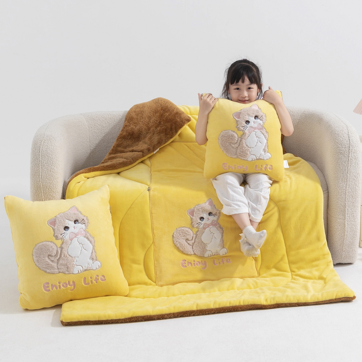 91家纺网 家纺一手货源 找家纺 照世家纺 2025新款牛奶绒抗菌棉多功能抱枕被-布偶猫（P标）（控价是优惠券后不能低于 40的68，45的98, 50的119） 姜黄