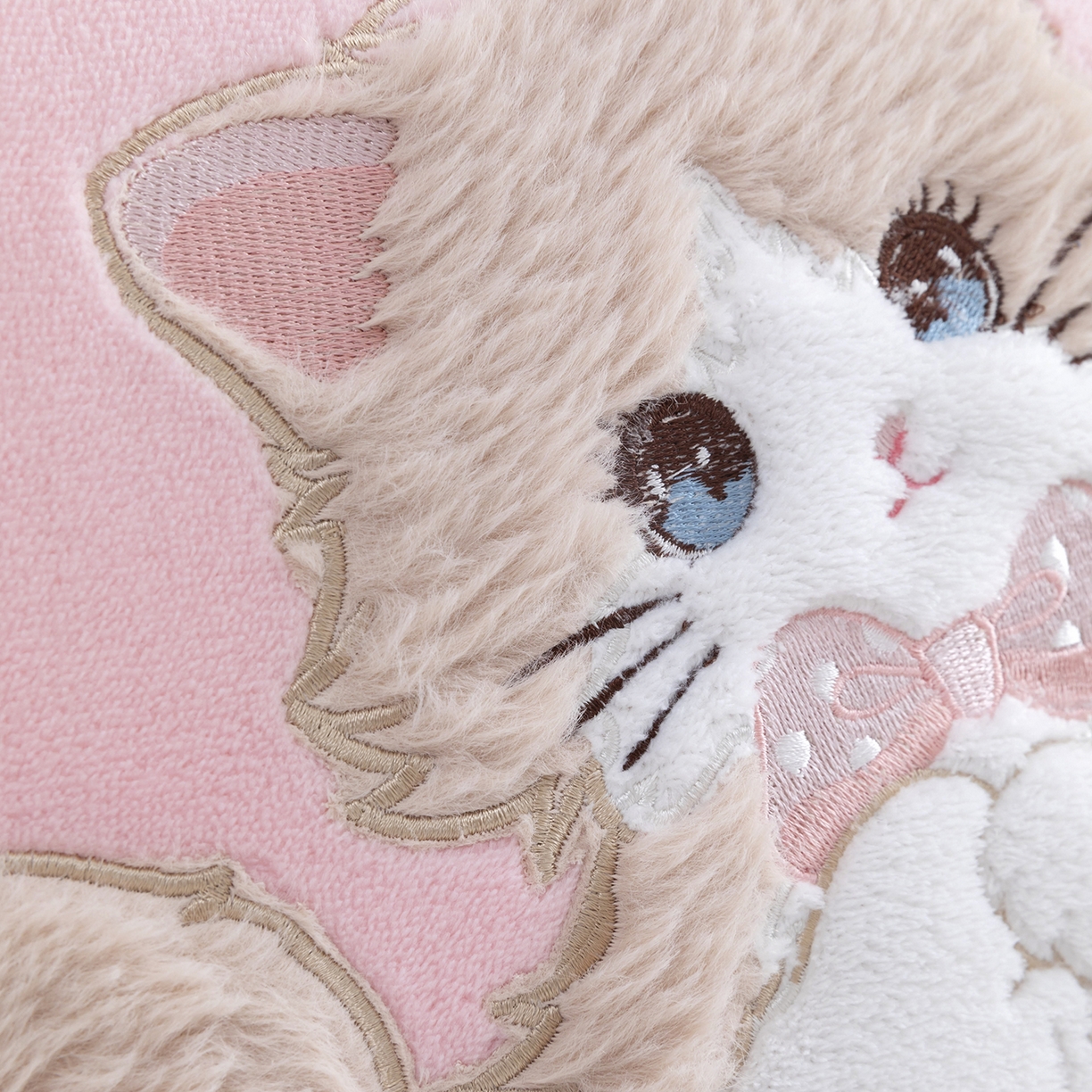 91家纺网 家纺一手货源 找家纺 照世家纺 2025新款牛奶绒抗菌棉多功能抱枕被-布偶猫（P标）（控价是优惠券后不能低于 40的68，45的98, 50的119） 粉色