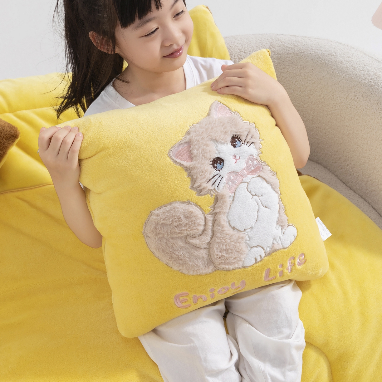 91家纺网 家纺一手货源 找家纺 照世家纺 2025新款牛奶绒抗菌棉多功能抱枕被-布偶猫（P标）（控价是优惠券后不能低于 40的68，45的98, 50的119） 姜黄