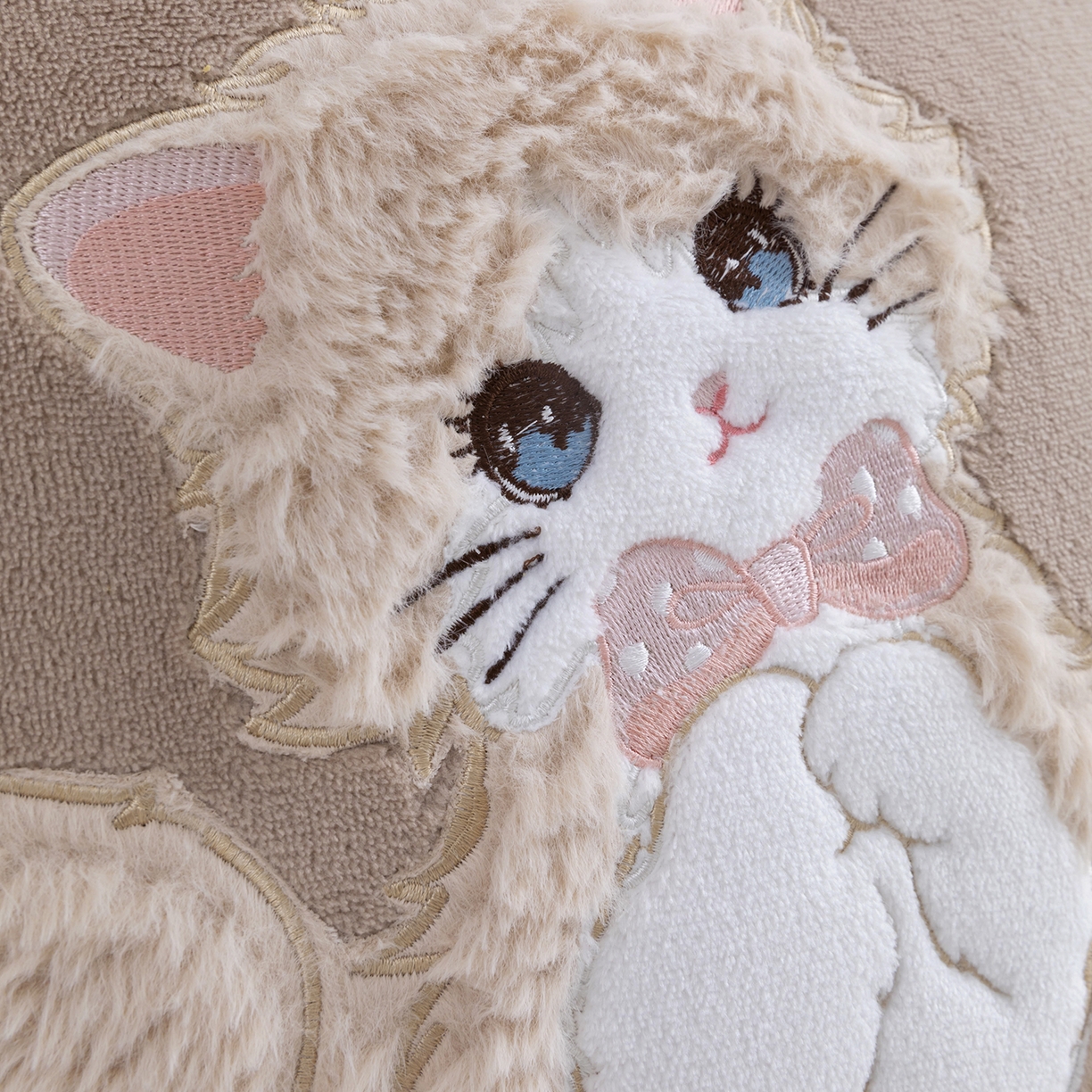 91家纺网 家纺一手货源 找家纺 照世家纺 2025新款牛奶绒抗菌棉多功能抱枕被-布偶猫（P标）（控价是优惠券后不能低于 40的68，45的98, 50的119） 咖色