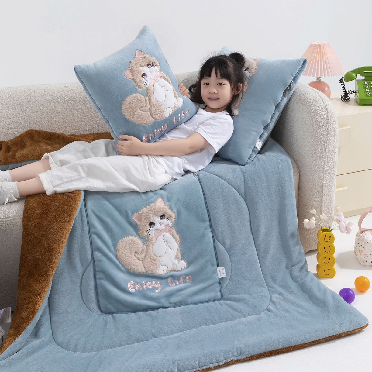 91家纺网 家纺一手货源 找家纺 照世家纺 2025新款牛奶绒抗菌棉多功能抱枕被-布偶猫（P标）（控价是优惠券后不能低于 40的68，45的98, 50的119） 湖蓝