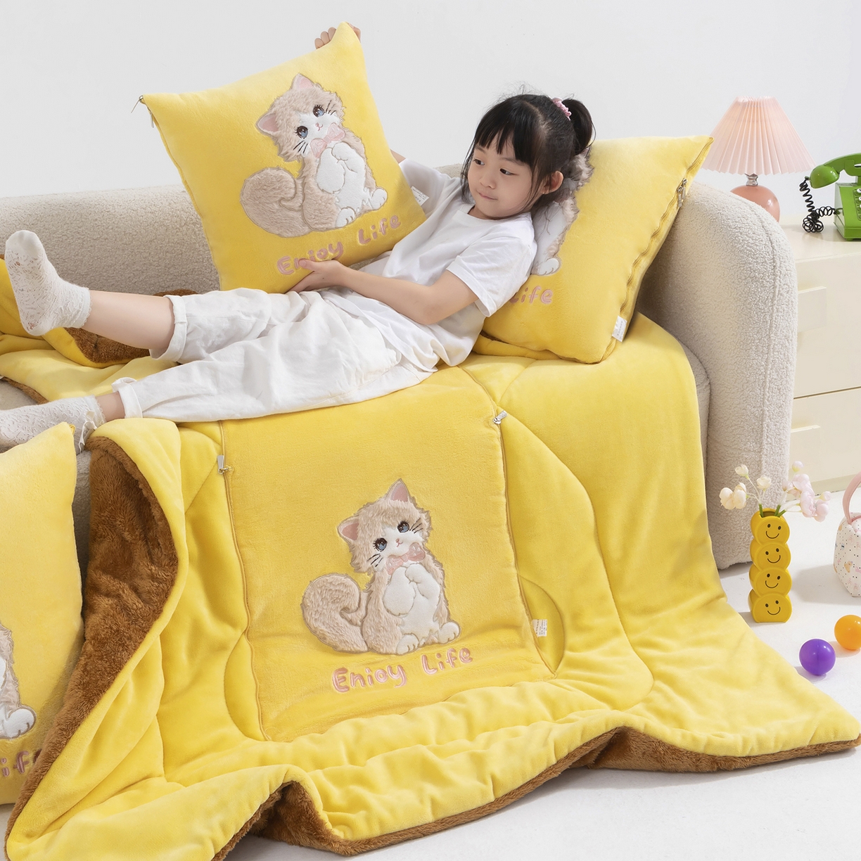 91家纺网 家纺一手货源 找家纺 照世家纺 2025新款牛奶绒抗菌棉多功能抱枕被-布偶猫（P标）（控价是优惠券后不能低于 40的68，45的98, 50的119） 姜黄
