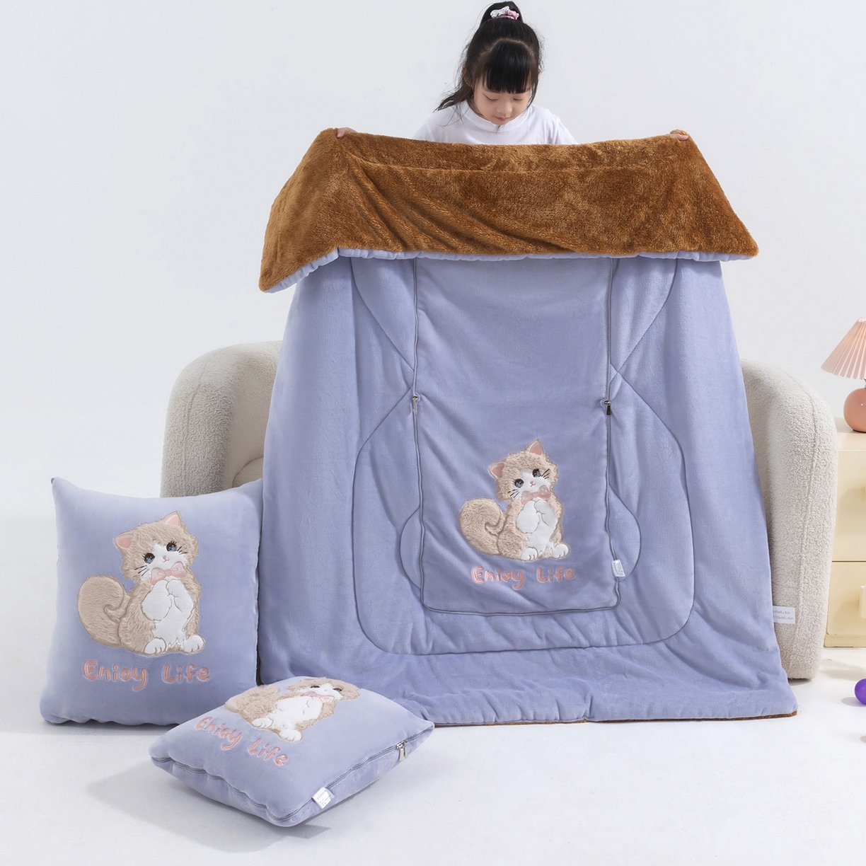 91家纺网 家纺一手货源 找家纺 照世家纺 2025新款牛奶绒抗菌棉多功能抱枕被-布偶猫（P标）（控价是优惠券后不能低于 40的68，45的98, 50的119） 香芋紫