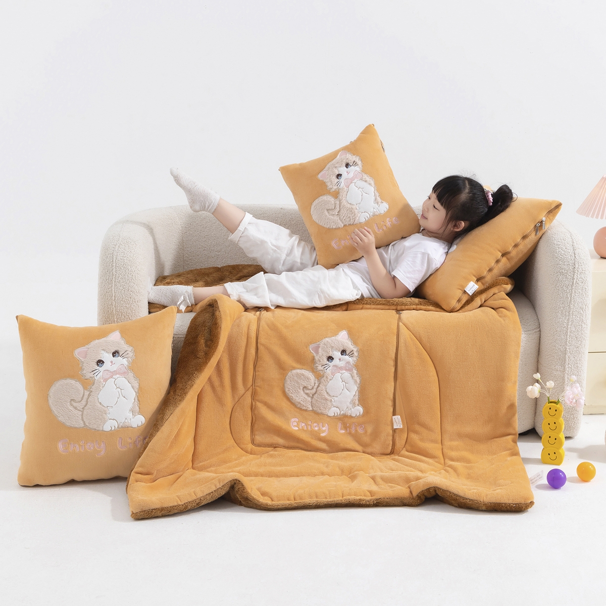 91家纺网 家纺一手货源 找家纺 （总）照世家纺 2025新款牛奶绒抗菌棉多功能抱枕被-布偶猫（P标）（控价是优惠券后不能低于 40的68，45的98, 50的119）