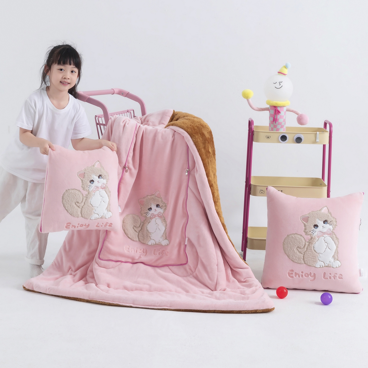 91家纺网 家纺一手货源 找家纺 照世家纺 2025新款牛奶绒抗菌棉多功能抱枕被-布偶猫（P标）（控价是优惠券后不能低于 40的68，45的98, 50的119） 粉色