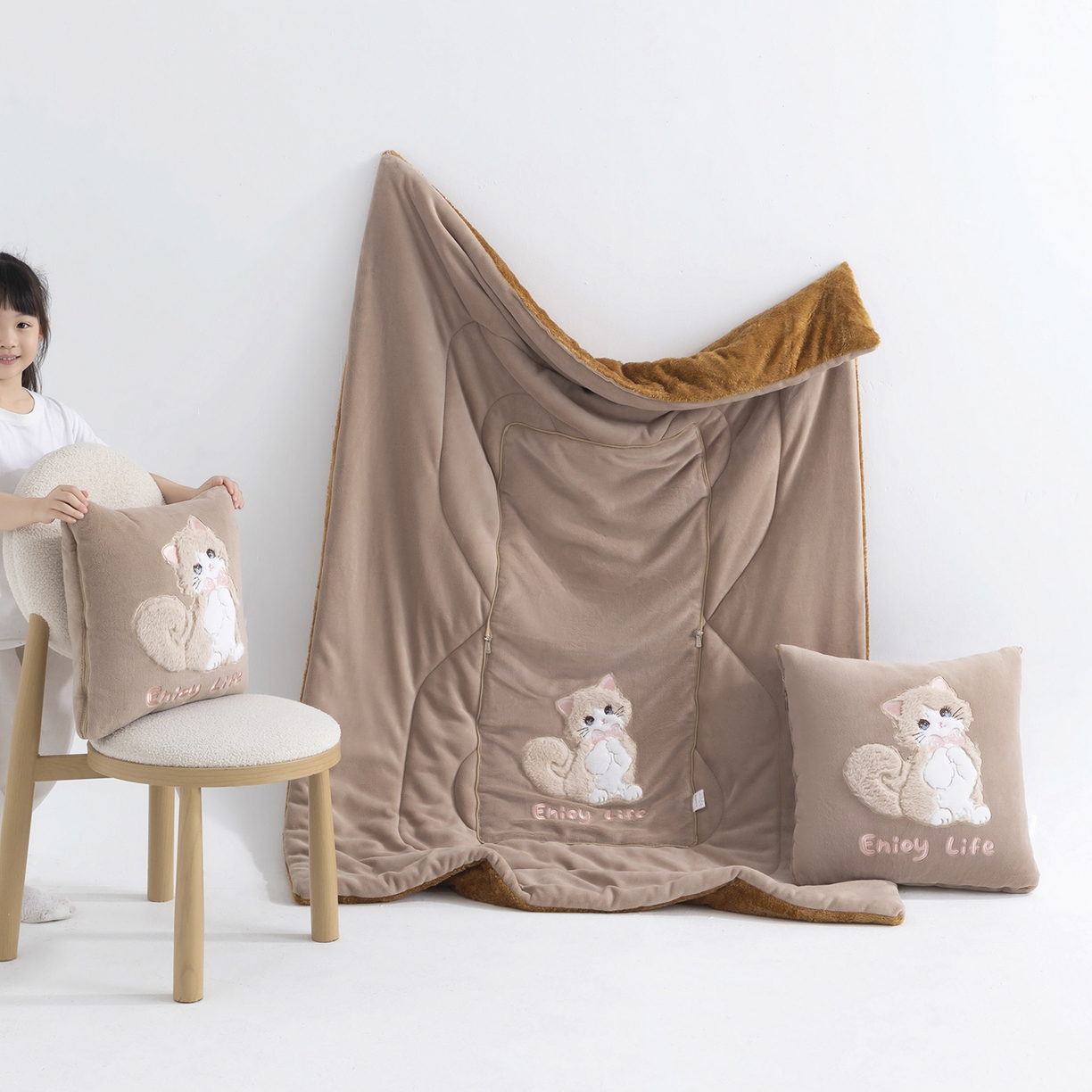 91家纺网 家纺一手货源 找家纺 照世家纺 2025新款牛奶绒抗菌棉多功能抱枕被-布偶猫（P标）（控价是优惠券后不能低于 40的68，45的98, 50的119） 咖色