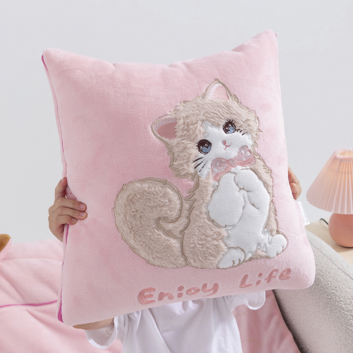 91家纺网 家纺一手货源 找家纺 照世家纺 2025新款牛奶绒抗菌棉多功能抱枕被-布偶猫（P标）（控价是优惠券后不能低于 40的68，45的98, 50的119） 粉色