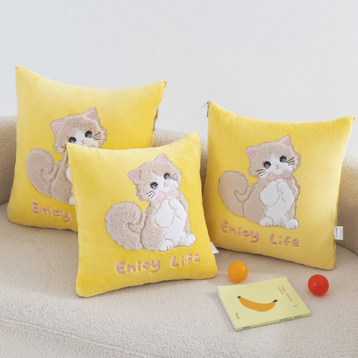 91家纺网 家纺一手货源 找家纺 照世家纺 2025新款牛奶绒抗菌棉多功能抱枕被-布偶猫（P标）（控价是优惠券后不能低于 40的68，45的98, 50的119） 姜黄