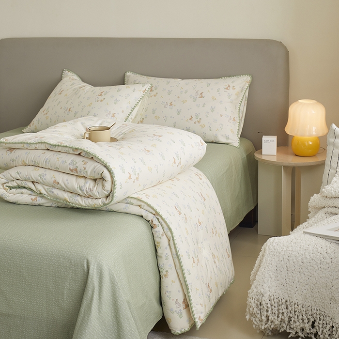 91家纺网 家纺一手货源 找家纺 暖阳 2025新款全棉A类里外贝壳三角针包边冬被被子被芯 春日奇迹