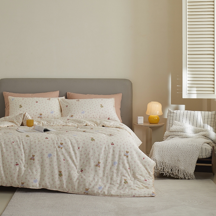 91家纺网 家纺一手货源 找家纺 暖阳 2025新款全棉A类里外贝壳三角针包边冬被被子被芯 小熊慕斯