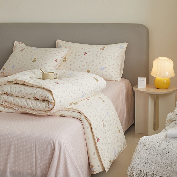 91家纺网 家纺一手货源 找家纺 暖阳 2025新款全棉A类里外贝壳三角针包边冬被被子被芯 小熊慕斯