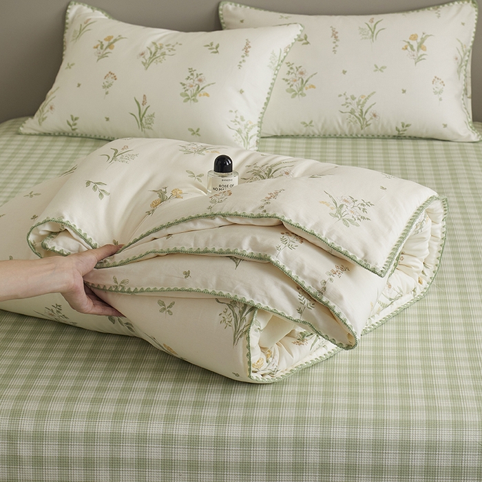 91家纺网 家纺一手货源 找家纺 暖阳 2025新款全棉A类里外贝壳三角针包边冬被被子被芯 花的温存