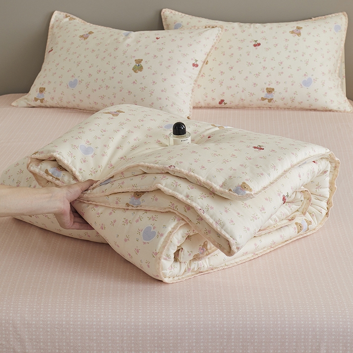 91家纺网 家纺一手货源 找家纺 暖阳 2025新款全棉A类里外贝壳三角针包边冬被被子被芯 小熊慕斯