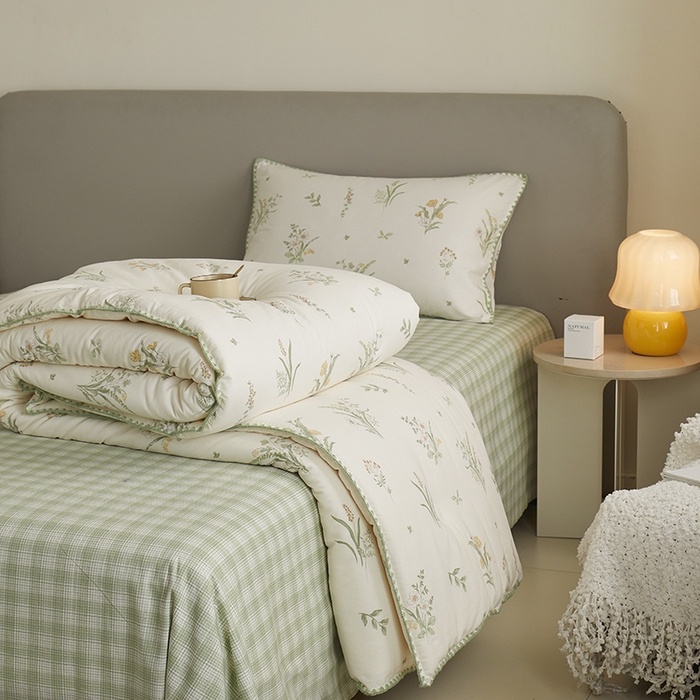 91家纺网 家纺一手货源 找家纺 暖阳 2025新款全棉A类里外贝壳三角针包边冬被被子被芯 花的温存