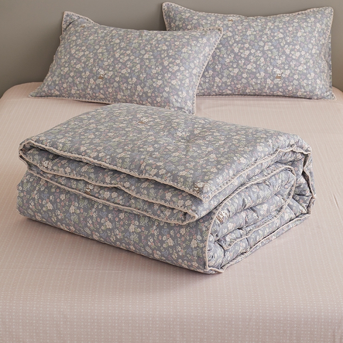 91家纺网 家纺一手货源 找家纺 暖阳 2025新款全棉A类里外贝壳三角针包边冬被被子被芯 银杉之梦