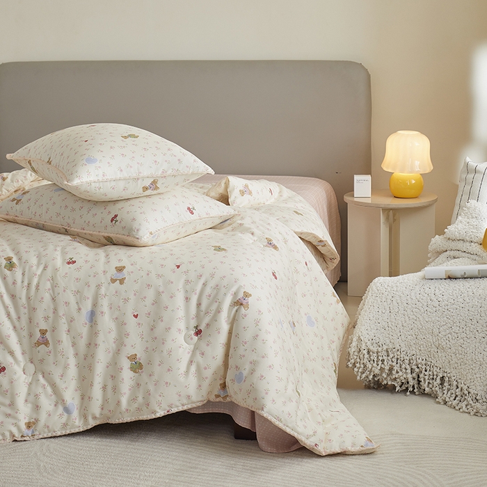 91家纺网 家纺一手货源 找家纺 暖阳 2025新款全棉A类里外贝壳三角针包边冬被被子被芯 小熊慕斯