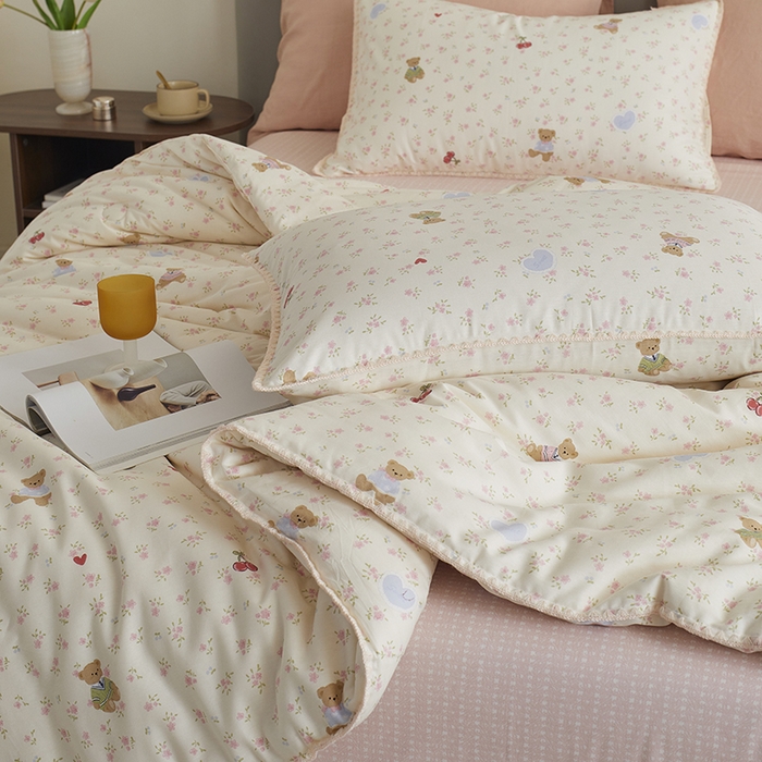 91家纺网 家纺一手货源 找家纺 暖阳 2025新款全棉A类里外贝壳三角针包边冬被被子被芯 小熊慕斯