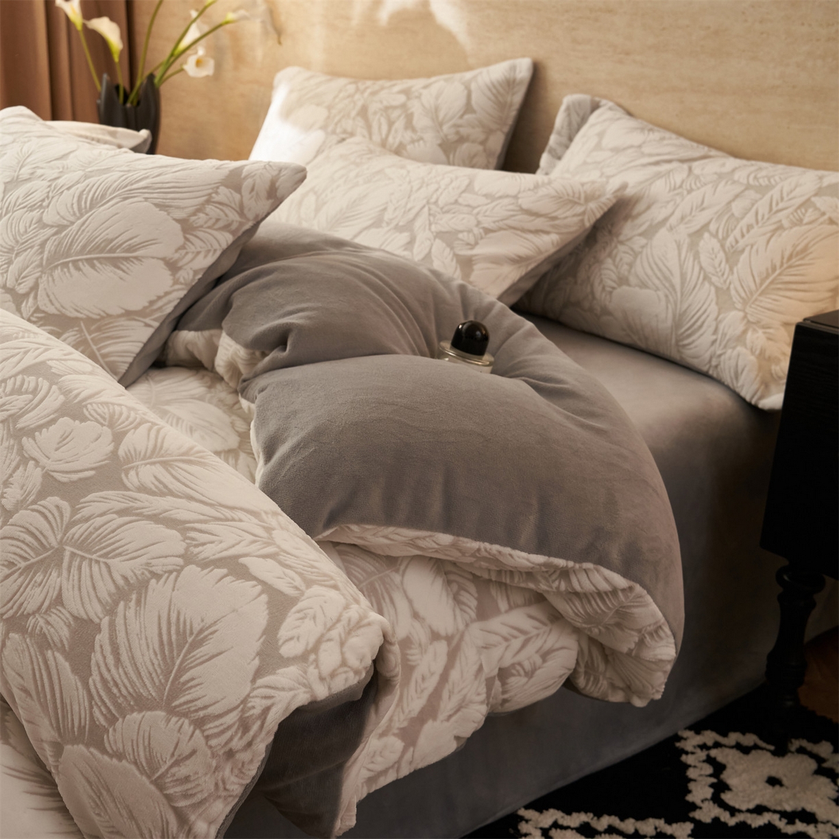 91家纺网 家纺一手货源 找家纺 金鹰 2025新款亲肤烂花牛奶绒四件套牛奶绒四件套 叶影