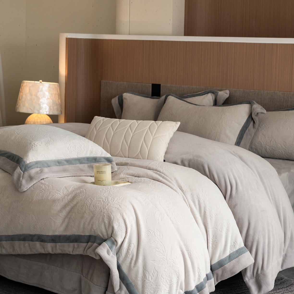 91家纺网 家纺一手货源 找家纺 蓝梦 2025新款亲肤舒适牛奶绒四件套-繁花系列 繁花-珍珠白