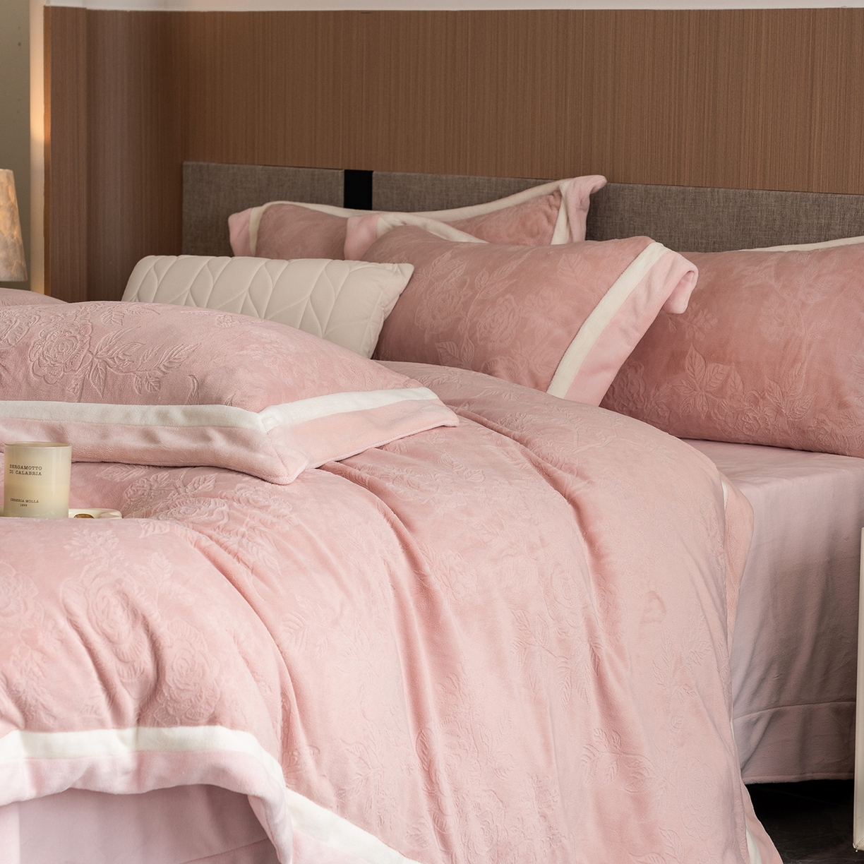 91家纺网 家纺一手货源 找家纺 蓝梦 2025新款亲肤舒适牛奶绒四件套-繁花系列 繁花-藕荷粉