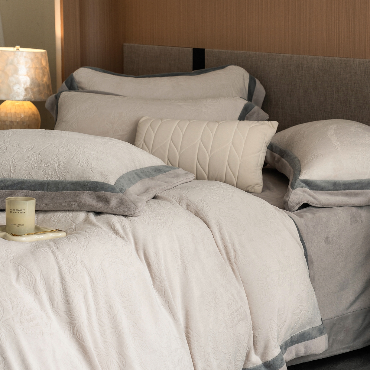 91家纺网 家纺一手货源 找家纺 蓝梦 2025新款亲肤舒适牛奶绒四件套-繁花系列 繁花-珍珠白