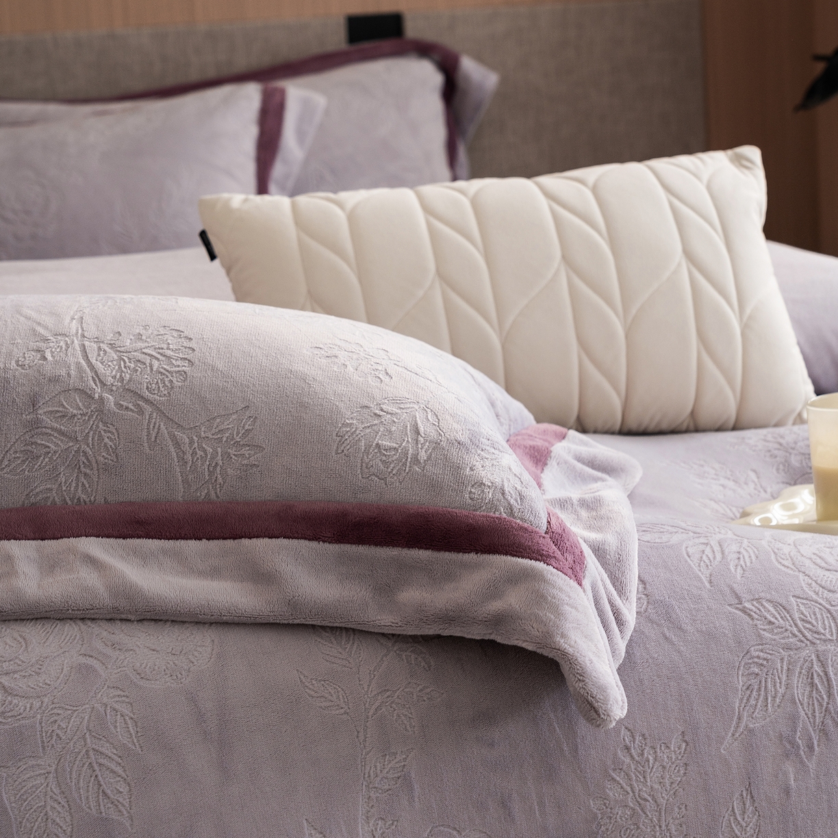 91家纺网 家纺一手货源 找家纺 蓝梦 2025新款亲肤舒适牛奶绒四件套-繁花系列 繁花-浅紫