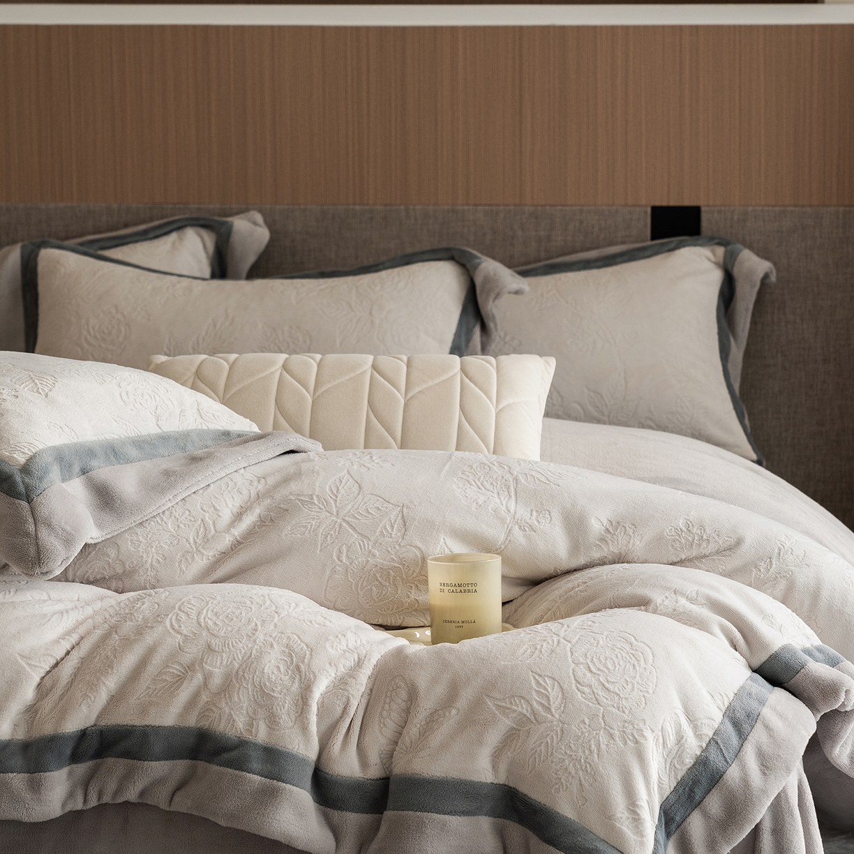 91家纺网 家纺一手货源 找家纺 蓝梦 2025新款亲肤舒适牛奶绒四件套-繁花系列 繁花-珍珠白