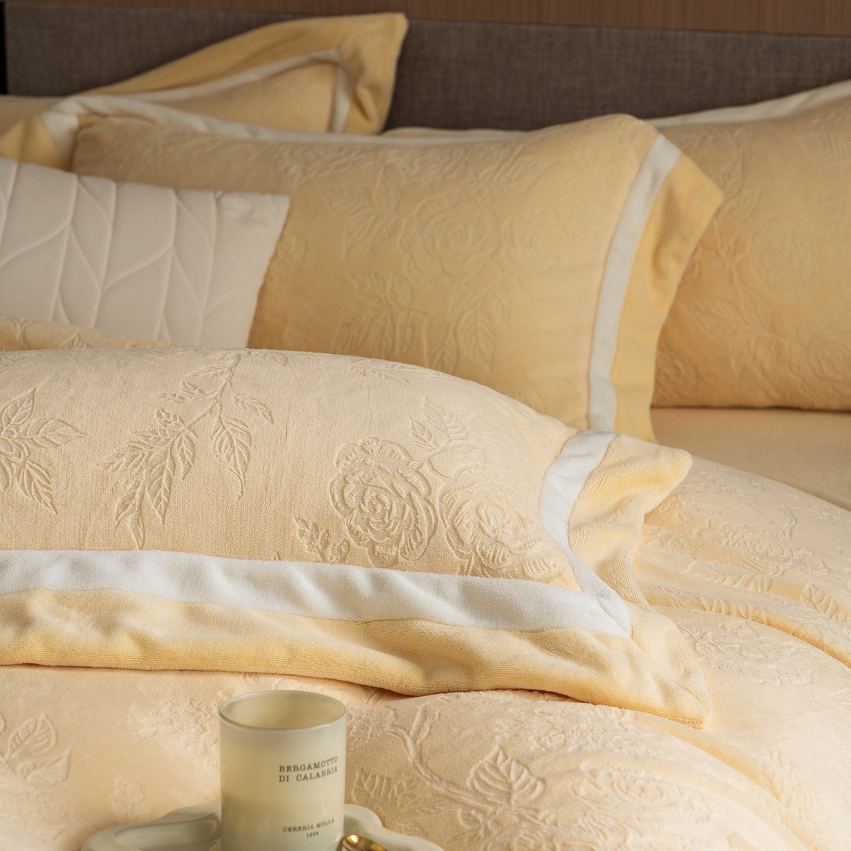 91家纺网 家纺一手货源 找家纺 蓝梦 2025新款亲肤舒适牛奶绒四件套-繁花系列 繁花-鹅黄