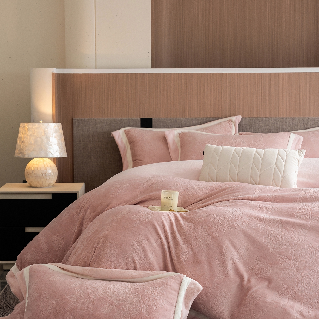 91家纺网 家纺一手货源 找家纺 蓝梦 2025新款亲肤舒适牛奶绒四件套-繁花系列 繁花-藕荷粉