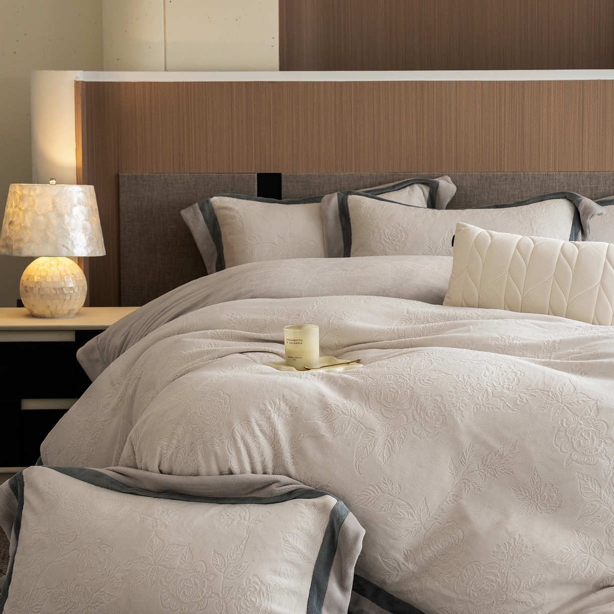 91家纺网 家纺一手货源 找家纺 蓝梦 2025新款亲肤舒适牛奶绒四件套-繁花系列 繁花-珍珠白