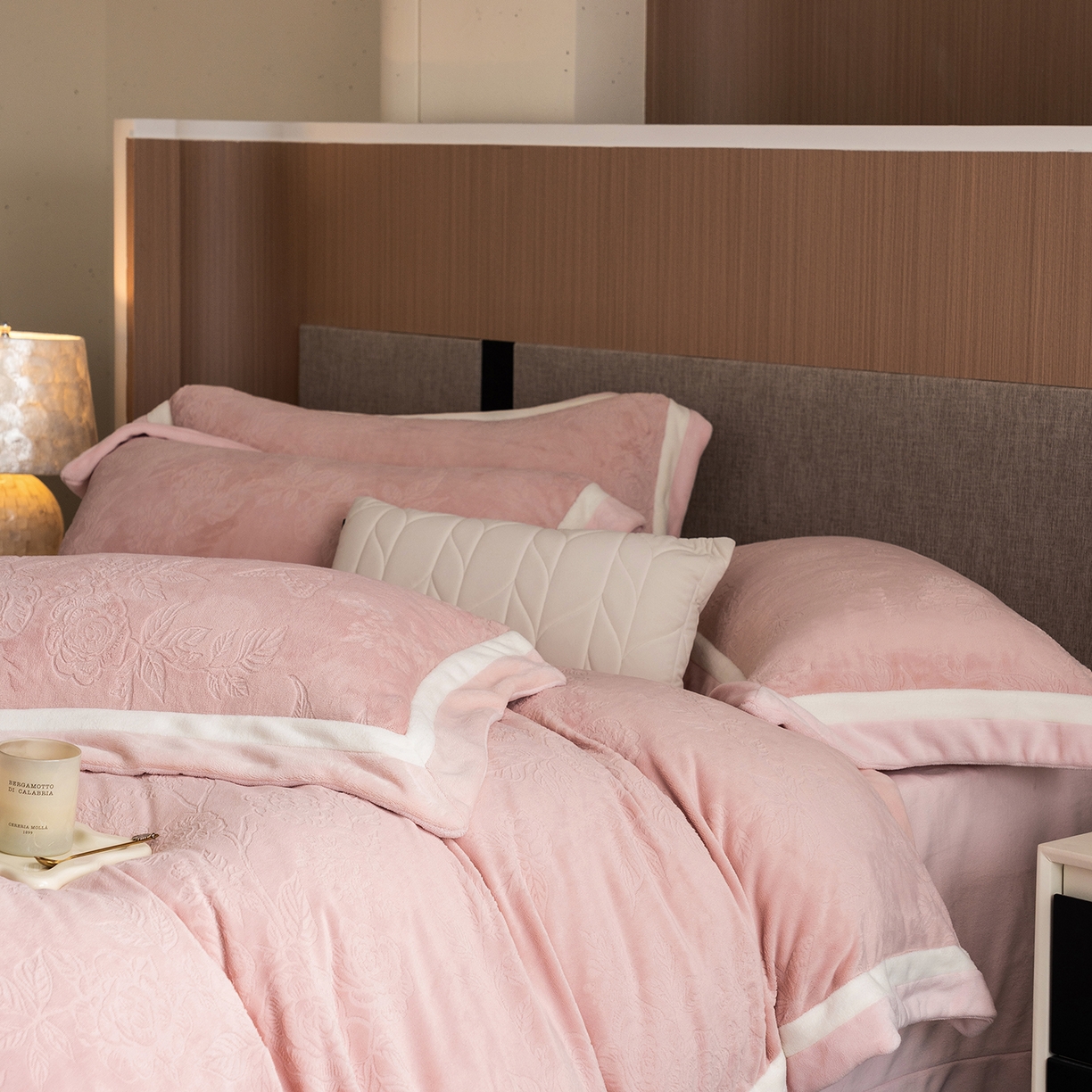 91家纺网 家纺一手货源 找家纺 蓝梦 2025新款亲肤舒适牛奶绒四件套-繁花系列 繁花-藕荷粉