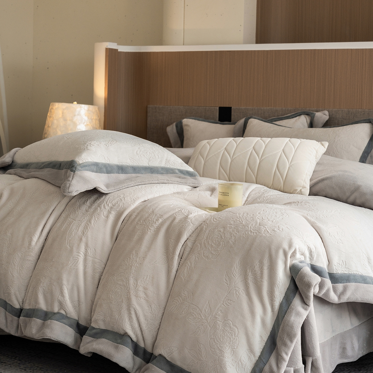 91家纺网 家纺一手货源 找家纺 蓝梦 2025新款亲肤舒适牛奶绒四件套-繁花系列 繁花-珍珠白