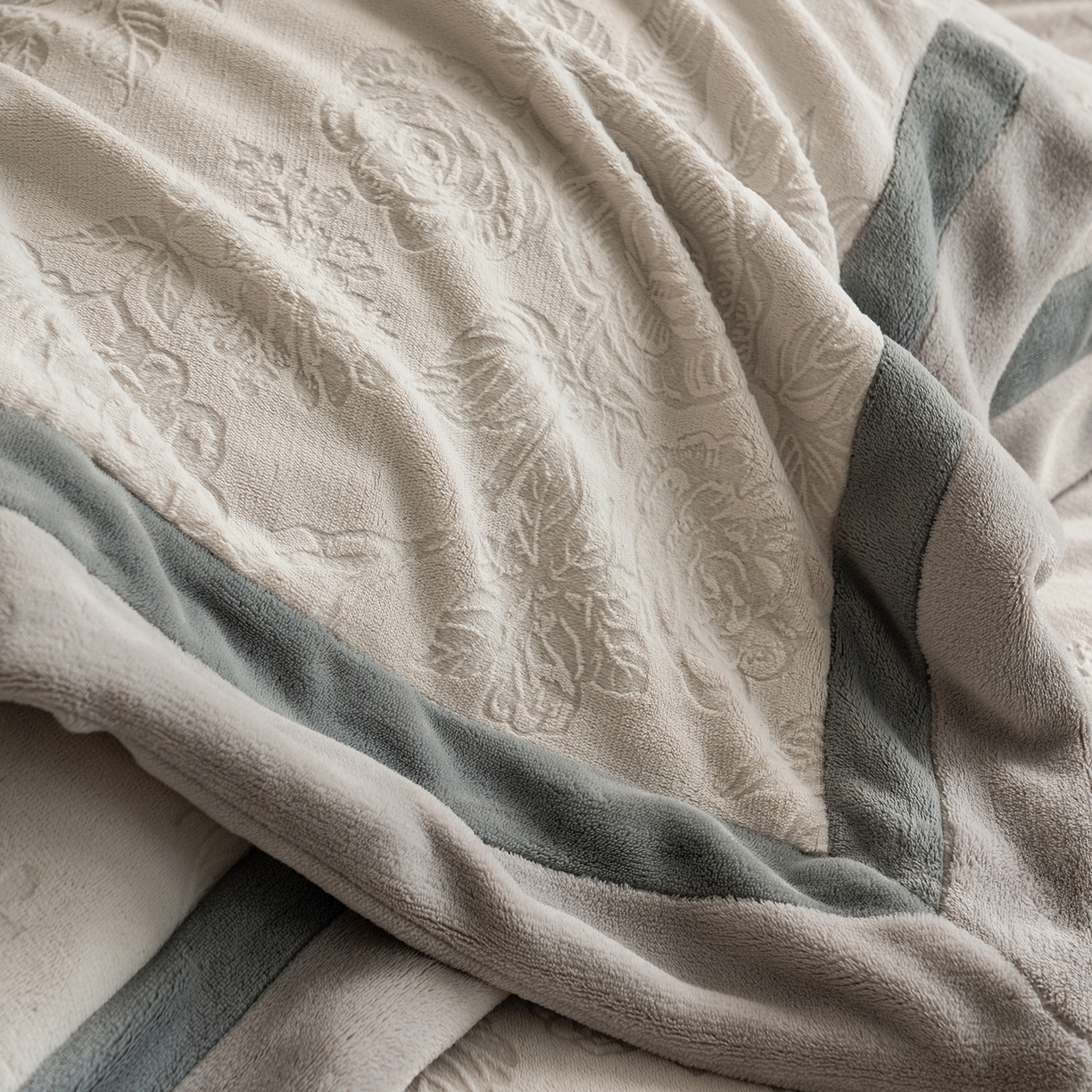 91家纺网 家纺一手货源 找家纺 蓝梦 2025新款亲肤舒适牛奶绒四件套-繁花系列 繁花-珍珠白