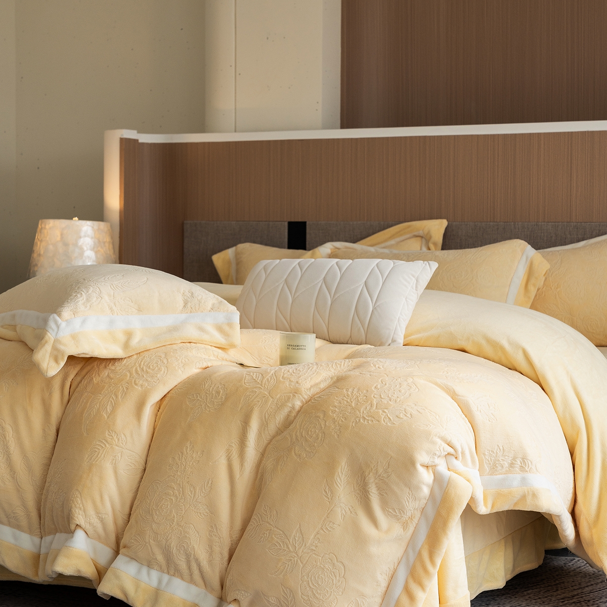 91家纺网 家纺一手货源 找家纺 蓝梦 2025新款亲肤舒适牛奶绒四件套-繁花系列 繁花-鹅黄