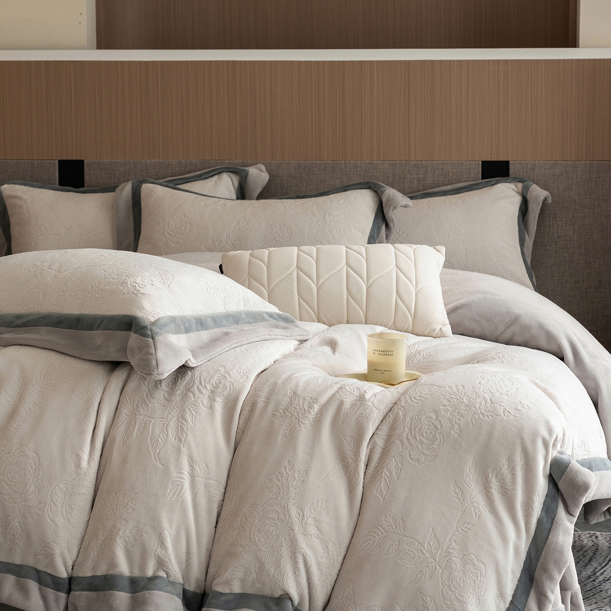 91家纺网 家纺一手货源 找家纺 蓝梦 2025新款亲肤舒适牛奶绒四件套-繁花系列 繁花-珍珠白