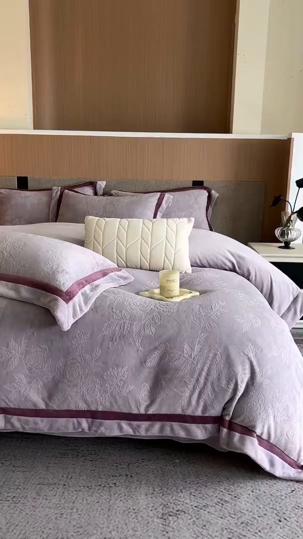 91家纺网 家纺一手货源 找家纺 蓝梦 2025新款亲肤舒适牛奶绒四件套-繁花系列 繁花-浅紫