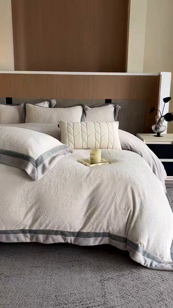 91家纺网 家纺一手货源 找家纺 蓝梦 2025新款亲肤舒适牛奶绒四件套-繁花系列 繁花-珍珠白