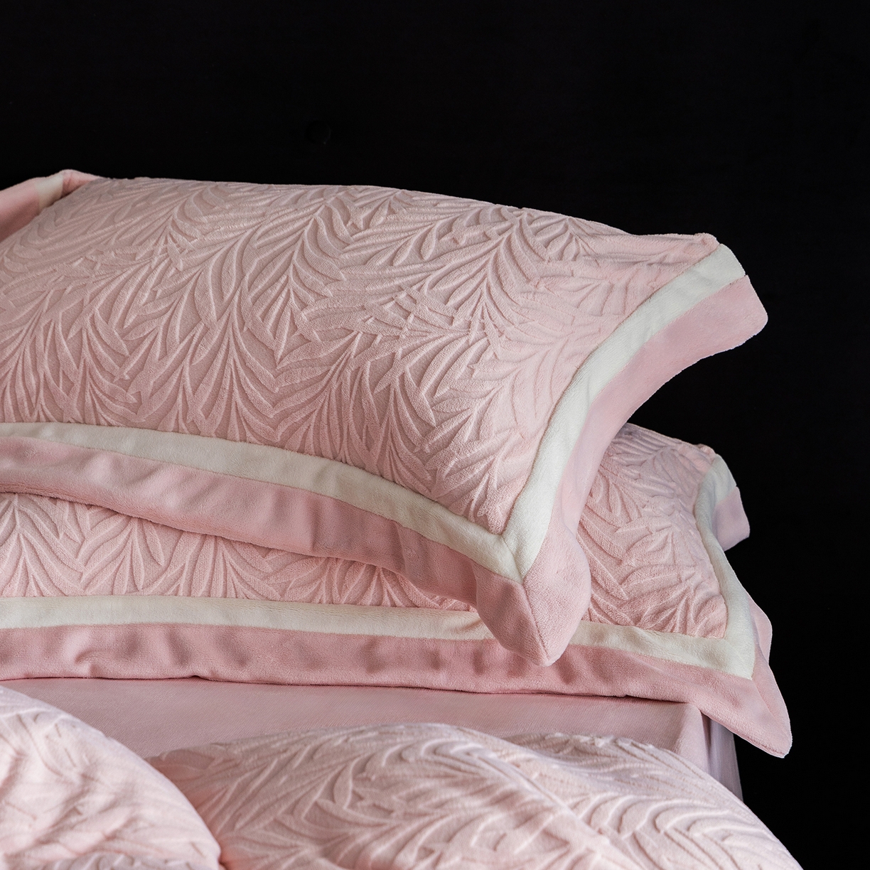 91家纺网 家纺一手货源 找家纺 （总）蓝梦 2025新款亲肤舒适牛奶绒四件套-榈叶系列