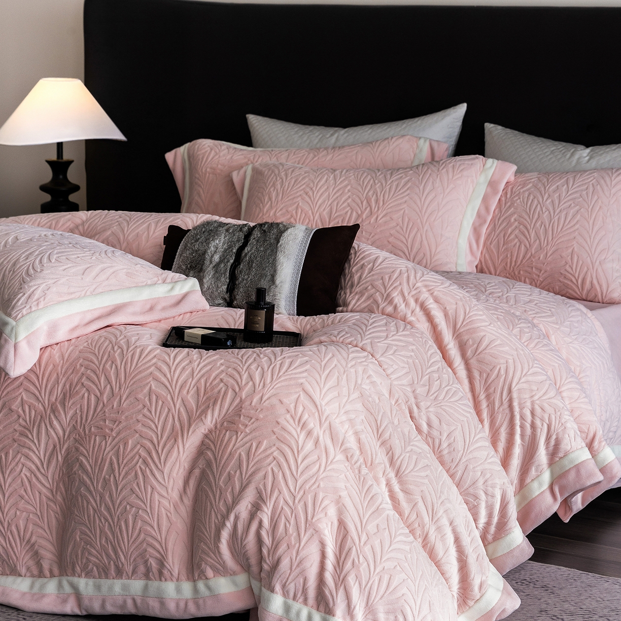 91家纺网 家纺一手货源 找家纺 （总）蓝梦 2025新款亲肤舒适牛奶绒四件套-榈叶系列