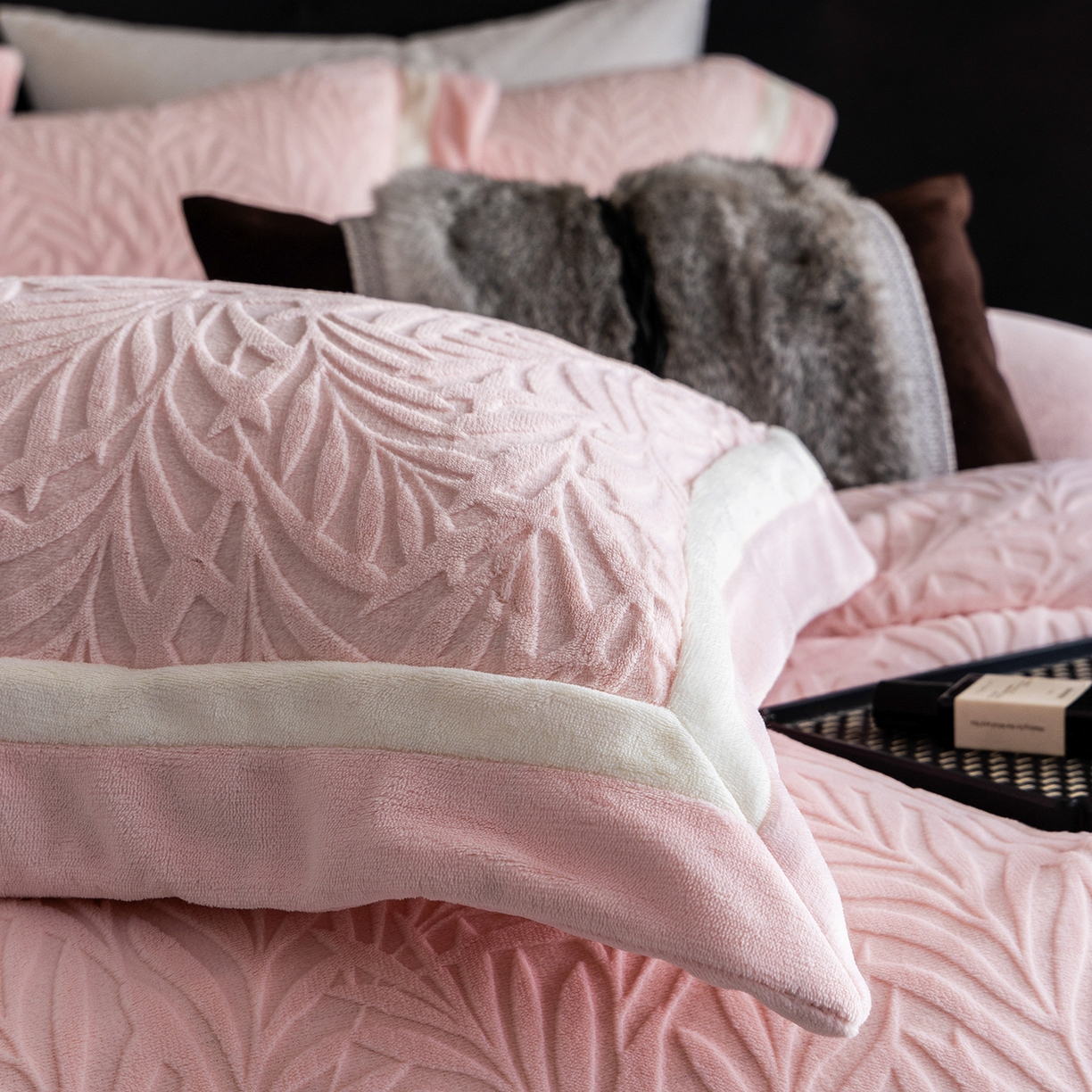 91家纺网 家纺一手货源 找家纺 （总）蓝梦 2025新款亲肤舒适牛奶绒四件套-榈叶系列