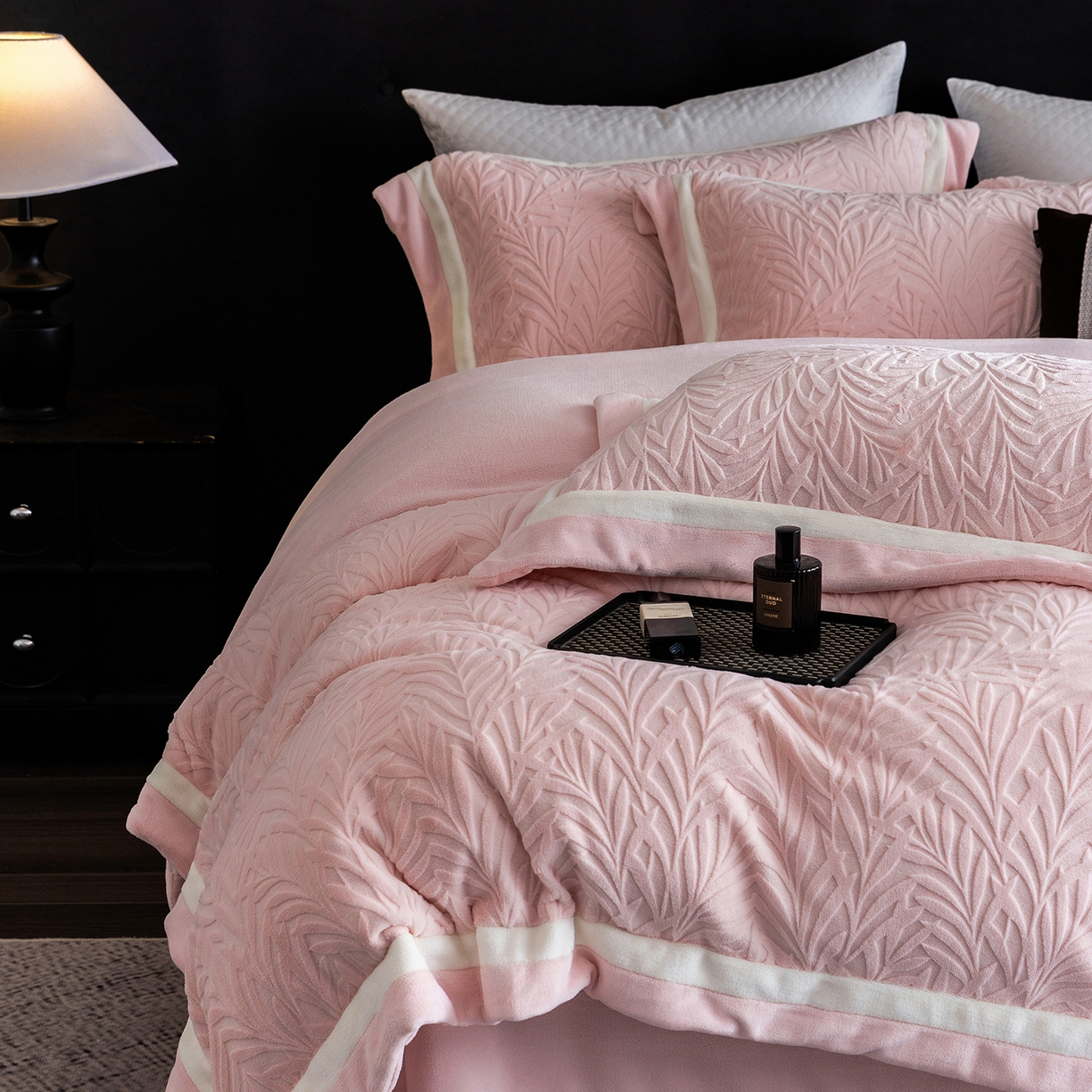 91家纺网 家纺一手货源 找家纺 （总）蓝梦 2025新款亲肤舒适牛奶绒四件套-榈叶系列