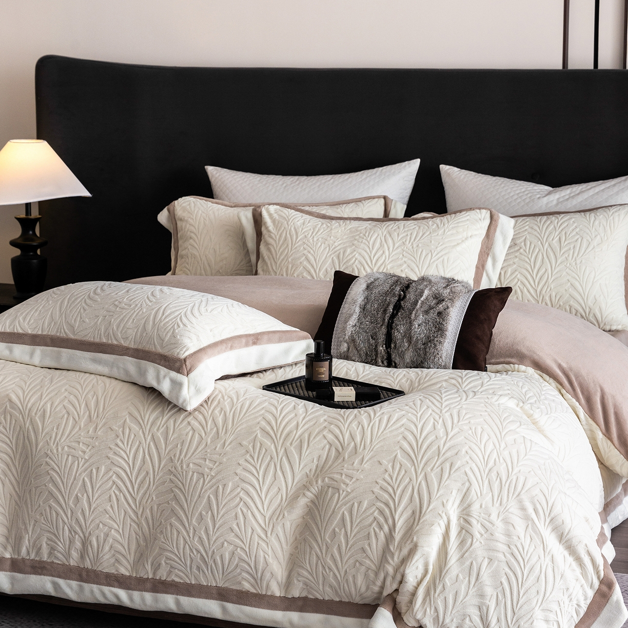 91家纺网 家纺一手货源 找家纺 蓝梦 2025新款亲肤舒适牛奶绒四件套-榈叶系列 榈叶-米月白