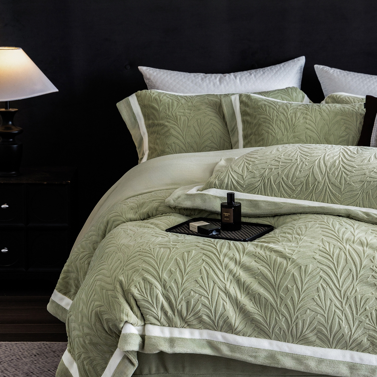 91家纺网 家纺一手货源 找家纺 蓝梦 2025新款亲肤舒适牛奶绒四件套-榈叶系列 榈叶-浅灰绿