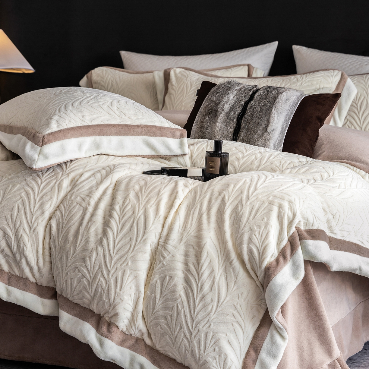 91家纺网 家纺一手货源 找家纺 蓝梦 2025新款亲肤舒适牛奶绒四件套-榈叶系列 榈叶-米月白