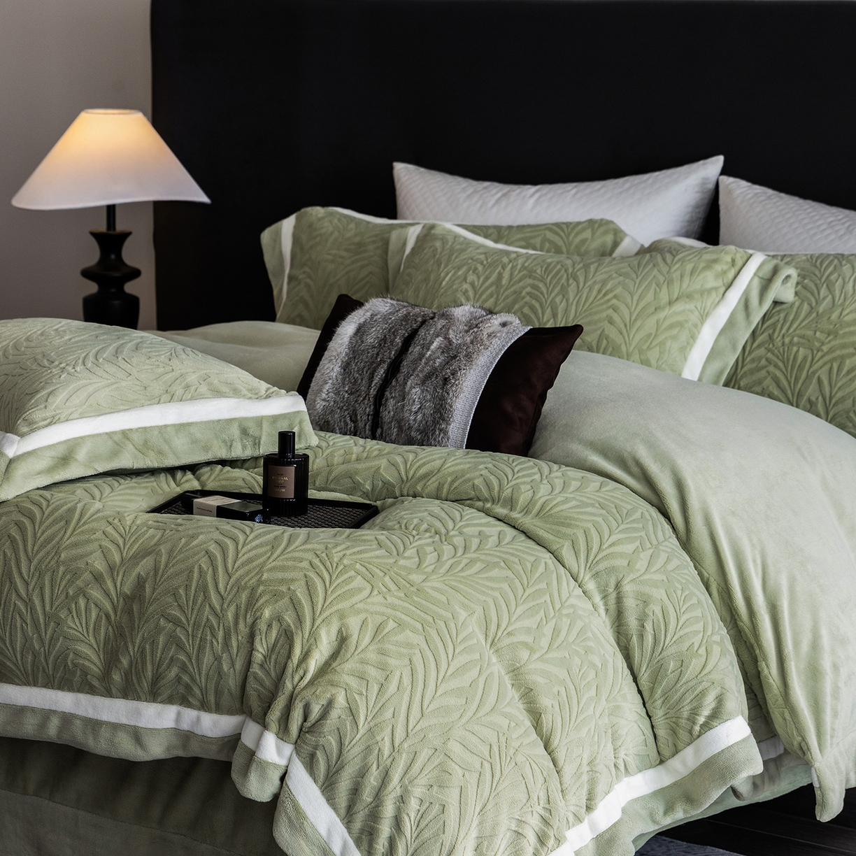 91家纺网 家纺一手货源 找家纺 蓝梦 2025新款亲肤舒适牛奶绒四件套-榈叶系列 榈叶-浅灰绿