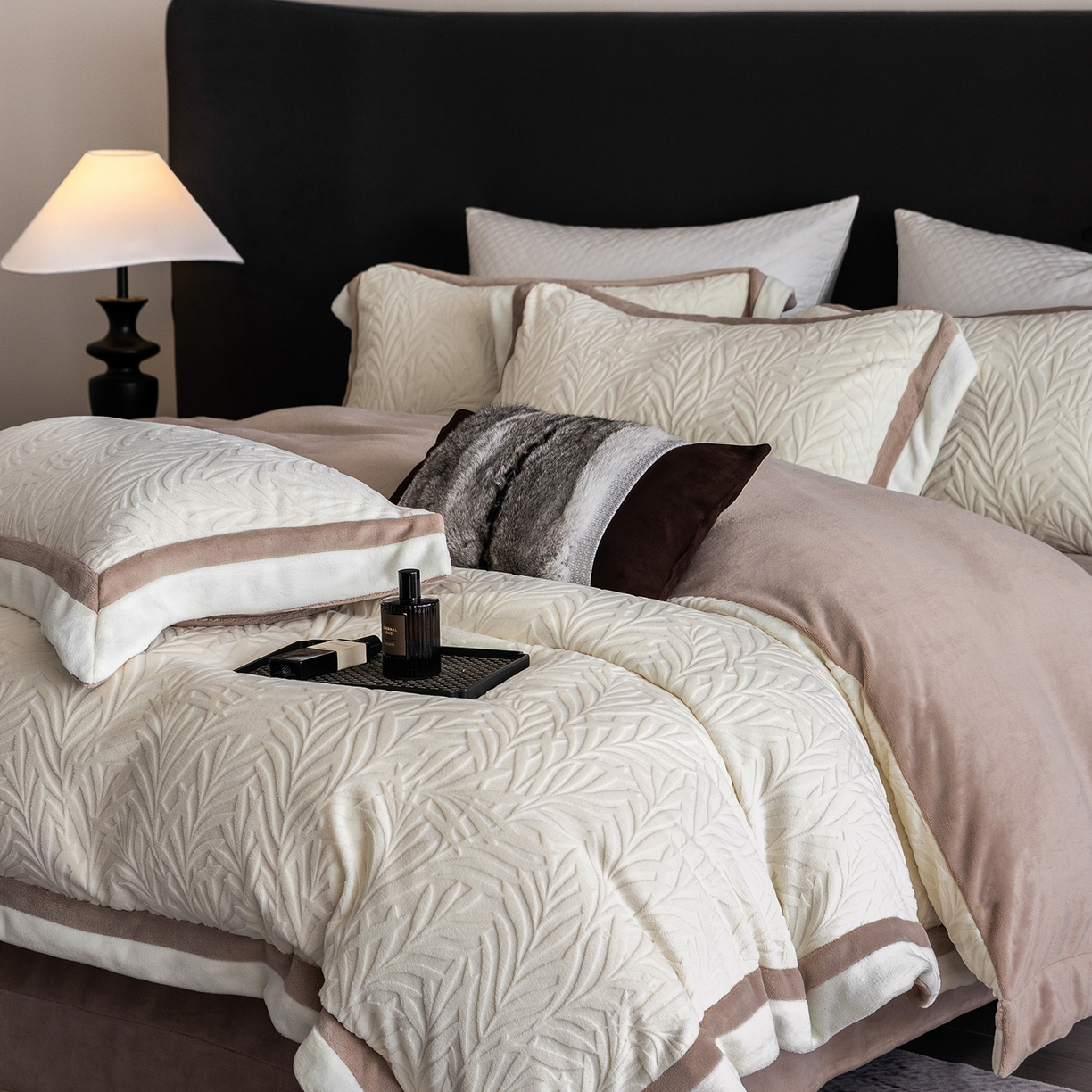 91家纺网 家纺一手货源 找家纺 蓝梦 2025新款亲肤舒适牛奶绒四件套-榈叶系列 榈叶-米月白