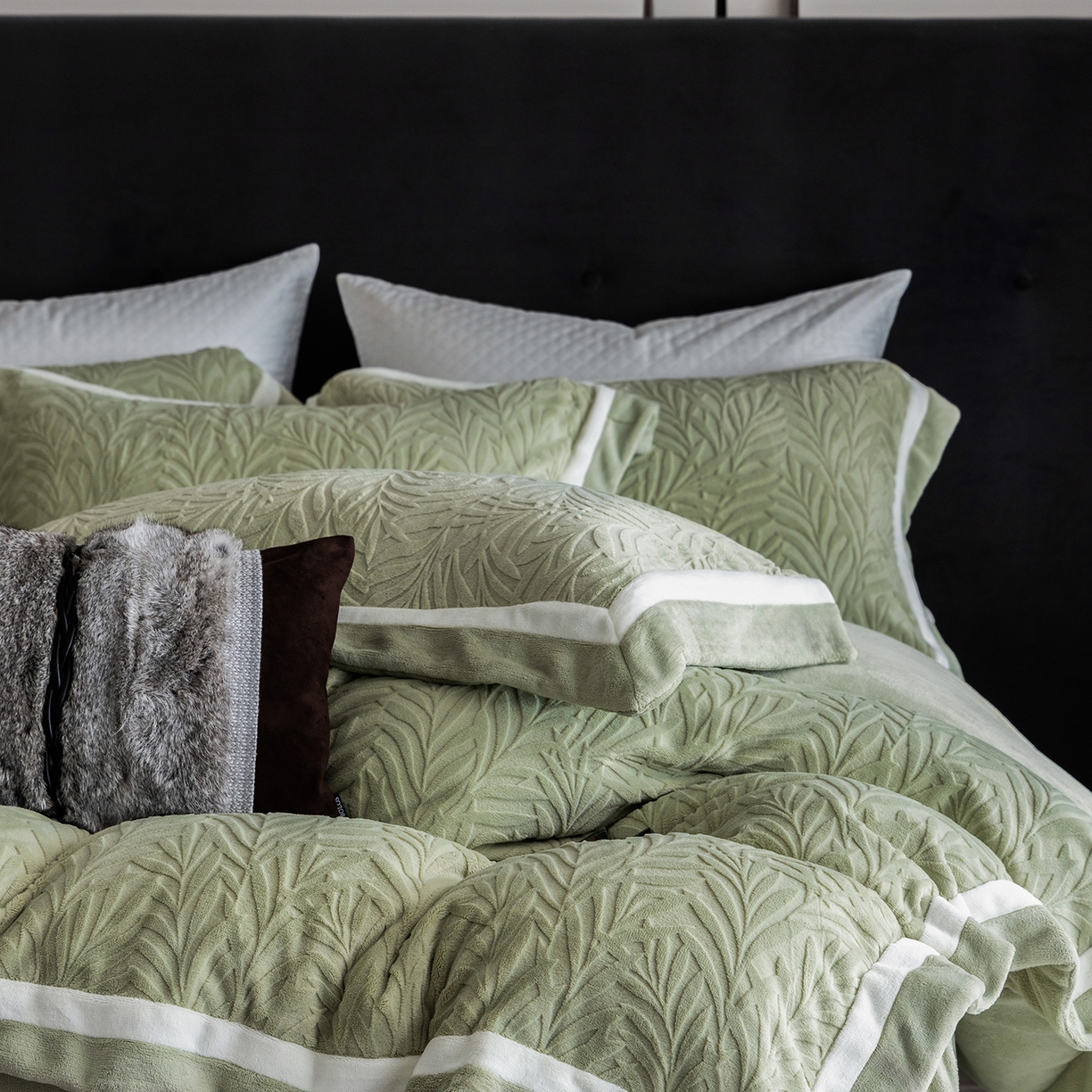 91家纺网 家纺一手货源 找家纺 蓝梦 2025新款亲肤舒适牛奶绒四件套-榈叶系列 榈叶-浅灰绿